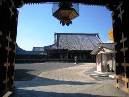 Entrance Gate to Nishi Honganji Temple - Successors to the Original Branch of Honganji   Originally cited in the Blog: http://kyotoreport.seesaa.net/article/134648009.html